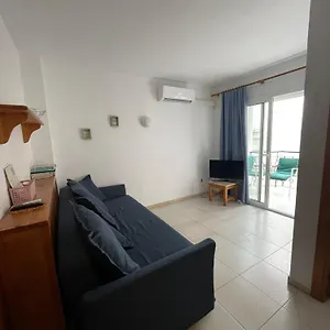 Con Piscina En El Centro De Apartamento